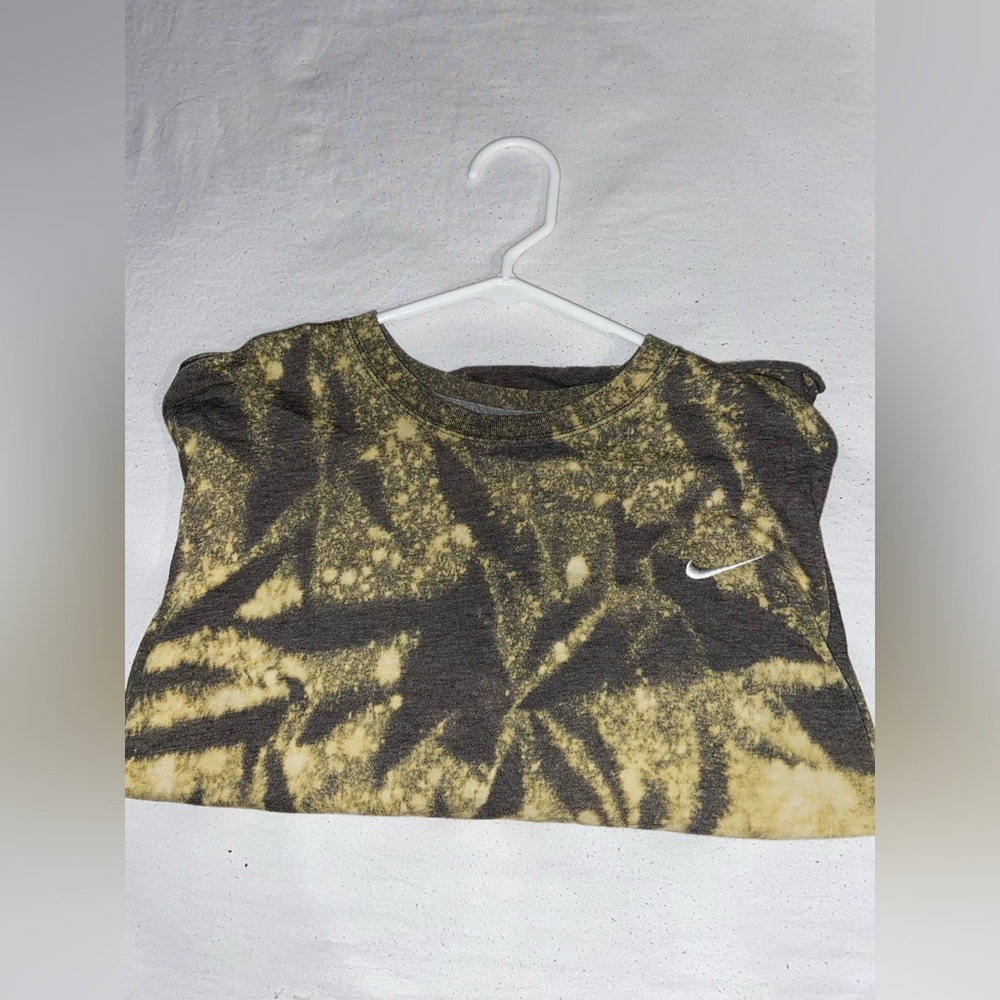 NEWLY LISTED NIKE tee size XL